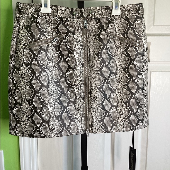 Blank NYC Snakeskin Faux Leather Zippered Mini Skirt, size 29, NWT - Picture 4 of 6